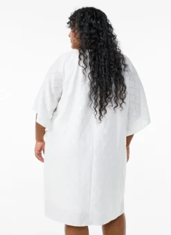 Knielanges Partykleid mit weiten Ärmeln