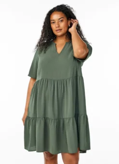 Kurzarmkleid in A-Linienform mit Schnittlinien
