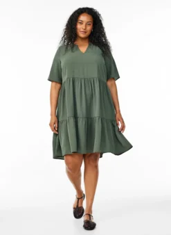 Kurzarmkleid in A-Linienform mit Schnittlinien