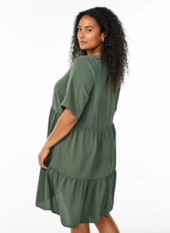 Kurzarmkleid in A-Linienform mit Schnittlinien