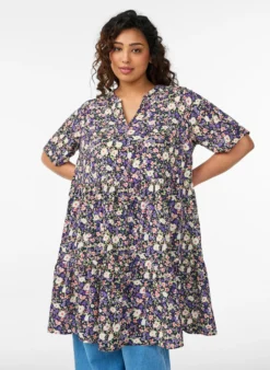 Kurzarmkleid mit A-Linie und Teilungsnähten