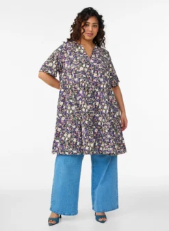 Kurzarmkleid mit A-Linie und Teilungsnähten