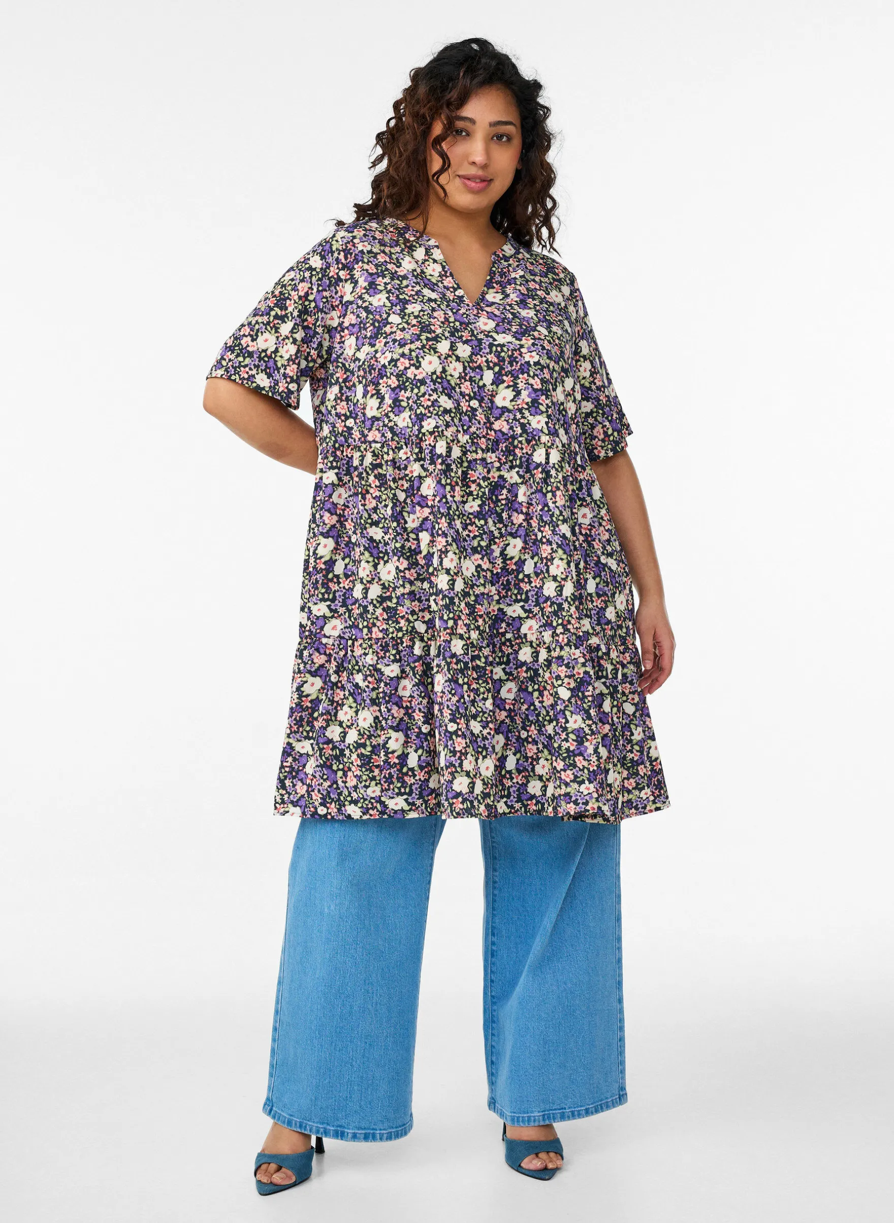 Kurzarmkleid mit A-Linie und Teilungsnähten
