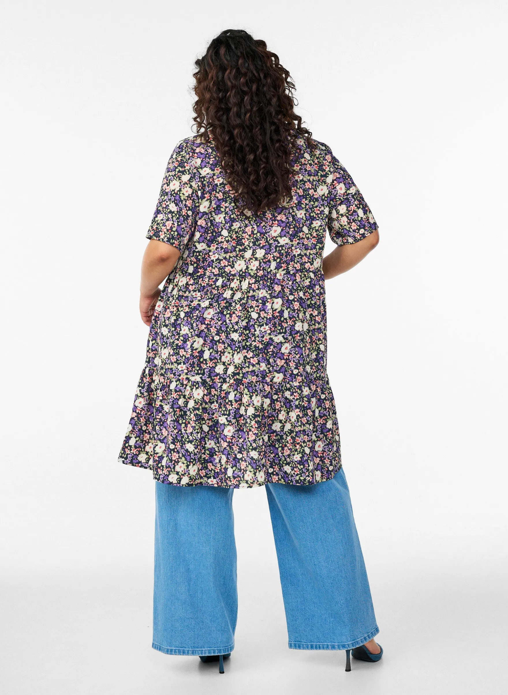 Kurzarmkleid mit A-Linie und Teilungsnähten