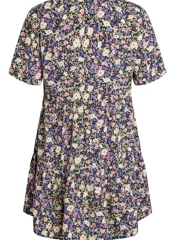 Kurzarmkleid mit A-Linie und Teilungsnähten