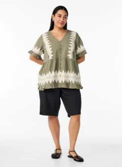 Kurze Bluse mit Rüschen und Grafikmuster
