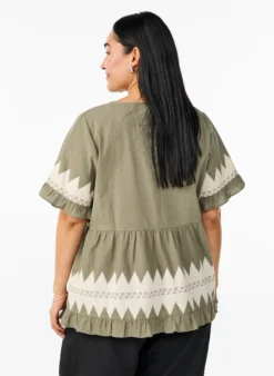Kurze Bluse mit Rüschen und Grafikmuster