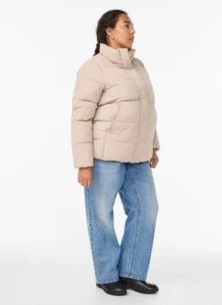 Kurze gepolsterte Pufferjacke mit hohem Kragen