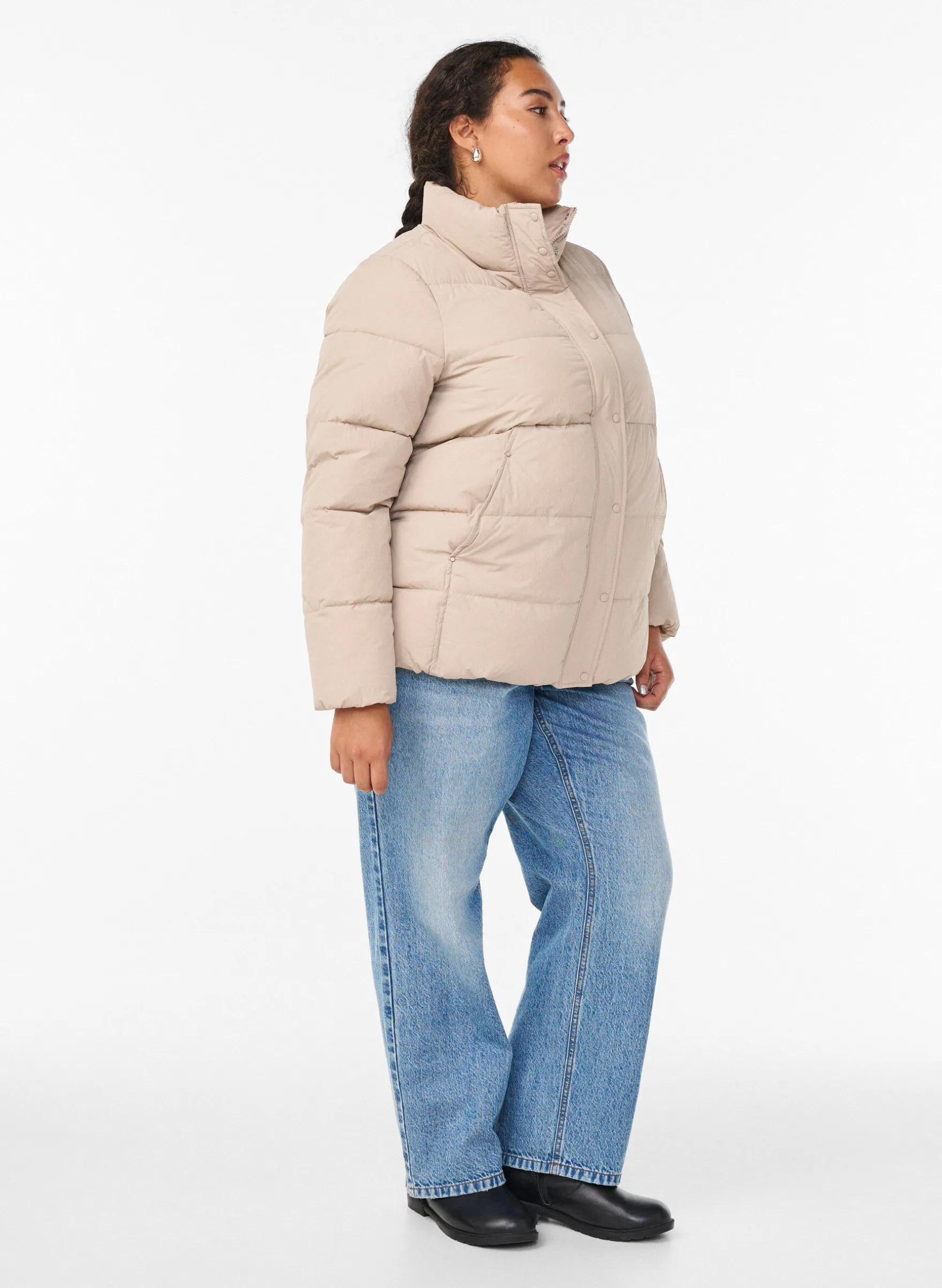 Kurze gepolsterte Pufferjacke mit hohem Kragen