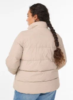 Kurze gepolsterte Pufferjacke mit hohem Kragen