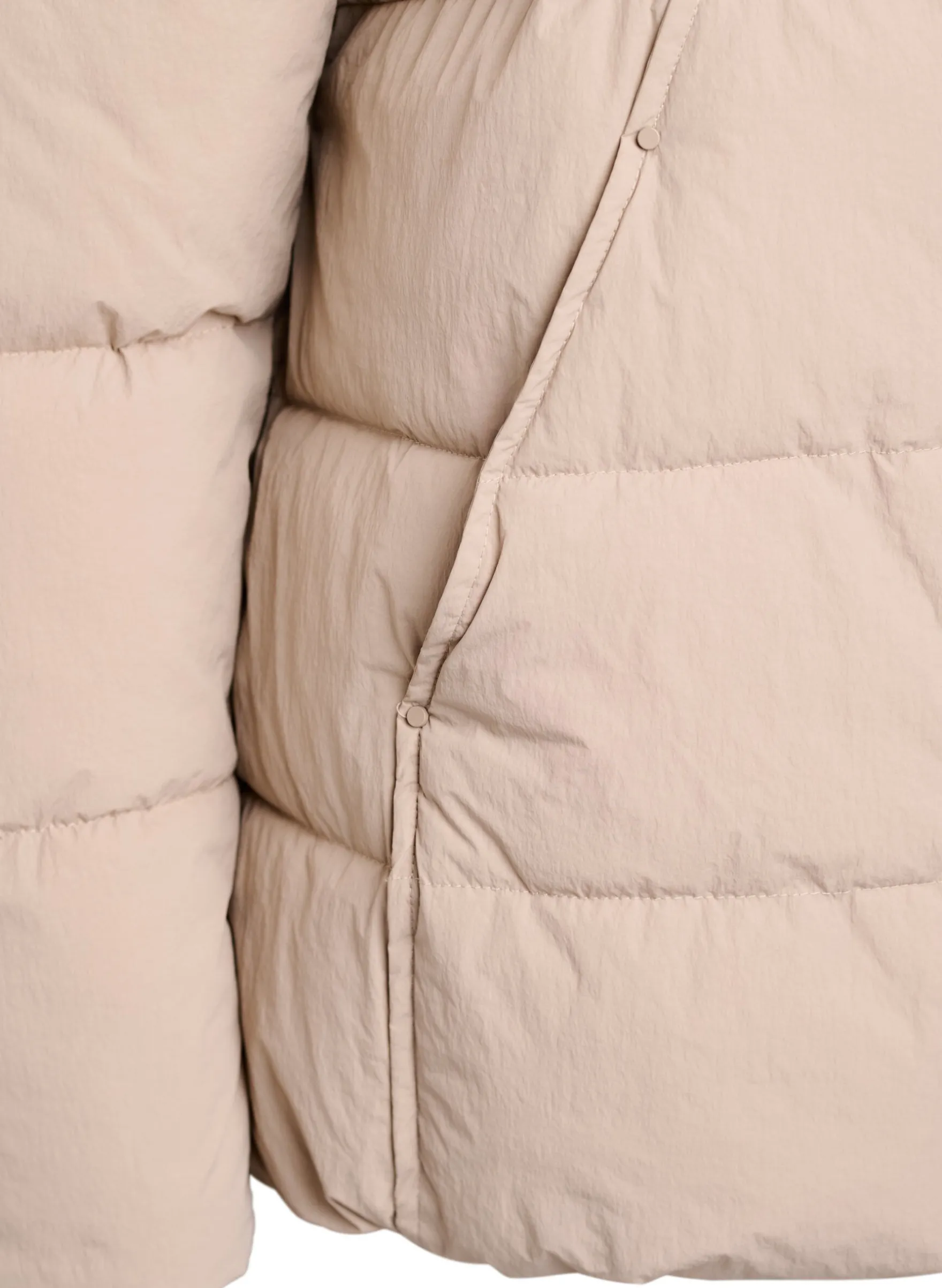 Kurze gepolsterte Pufferjacke mit hohem Kragen