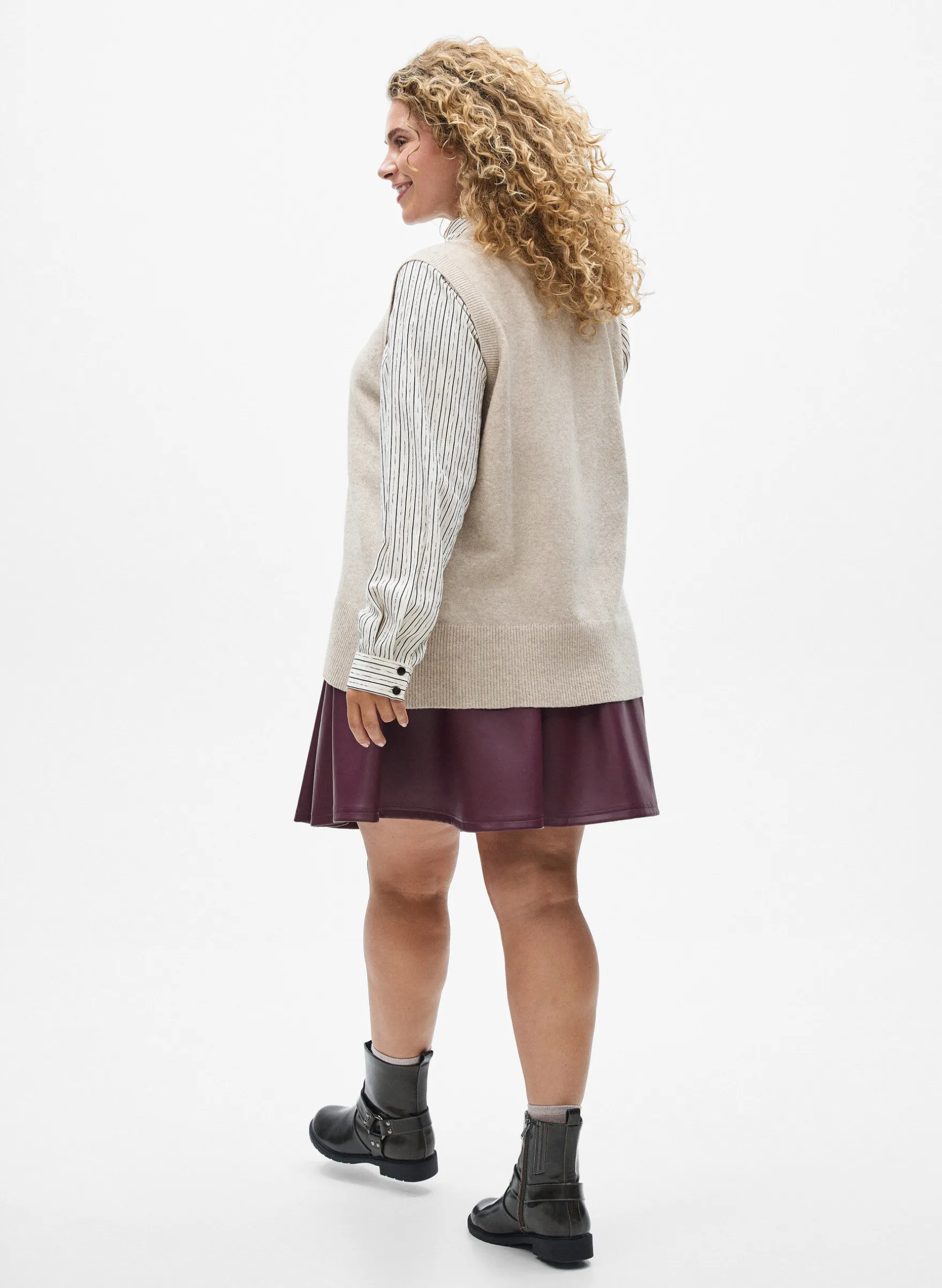 Kurzer Skaterrock aus Kunstleder