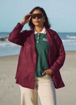 Kurzer Trenchcoat mit Gürtel