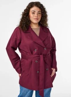 Kurzer Trenchcoat mit Gürtel