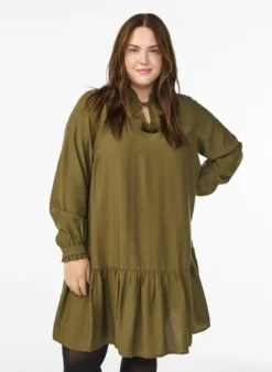 Kurzes A-Linien-Kleid mit Rüschen.