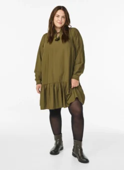 Kurzes A-Linien-Kleid mit Rüschen.