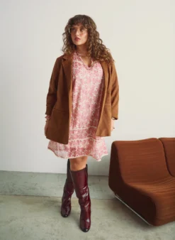 Kurzes Chiffonkleid mit Häkeldetails