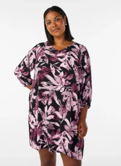 Kurzes geblümtes Kleid aus Viskose mit 3/4-Ärmeln