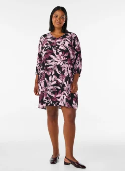 Kurzes geblümtes Kleid aus Viskose mit 3/4-Ärmeln