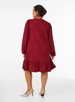 Kurzes, gemustertes Kleid mit Rüschen am Saum