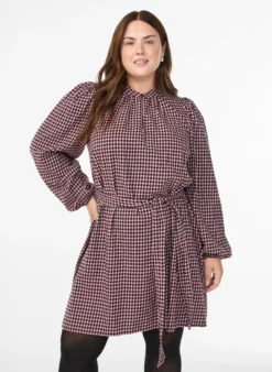Kurzes kariertes Kleid mit Bindegürtel
