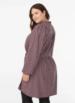Kurzes kariertes Kleid mit Bindegürtel