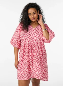 Kurzes Kleid aus Viskose mit Empire-Schnitt und Ballonärmeln