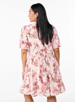 Kurzes Kleid mit Blumenprint und V-Ausschnitt