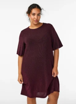 Kurzes Kleid mit einem Glitzermuster