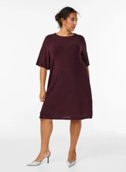 Kurzes Kleid mit einem Glitzermuster