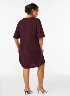 Kurzes Kleid mit einem Glitzermuster