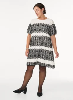 Kurzes Kleid mit kontrastfarbenen Spitzeneinsätzen