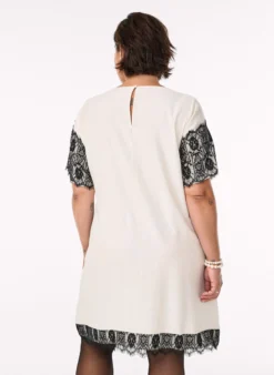 Kurzes Kleid mit kontrastfarbenen Spitzeneinsätzen