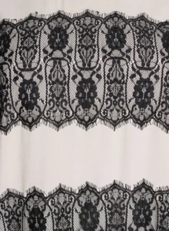 Kurzes Kleid mit kontrastfarbenen Spitzeneinsätzen