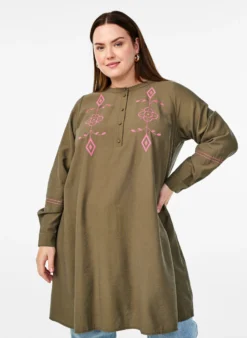 Kurzes Kleid mit kontrastierender Stickerei
