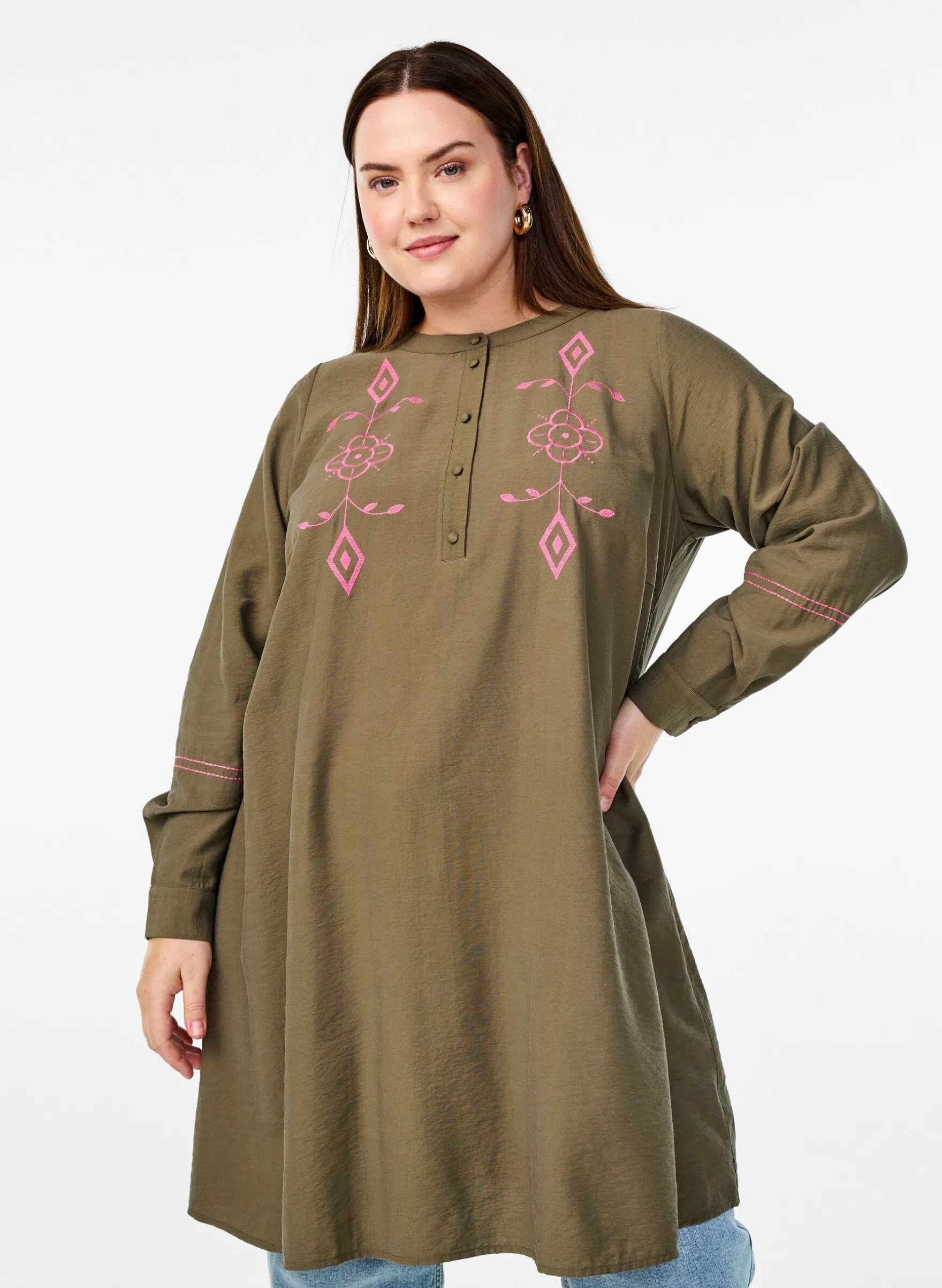 Kurzes Kleid mit kontrastierender Stickerei