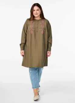 Kurzes Kleid mit kontrastierender Stickerei