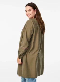 Kurzes Kleid mit kontrastierender Stickerei