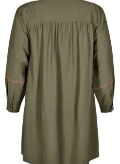 Kurzes Kleid mit kontrastierender Stickerei