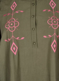 Kurzes Kleid mit kontrastierender Stickerei