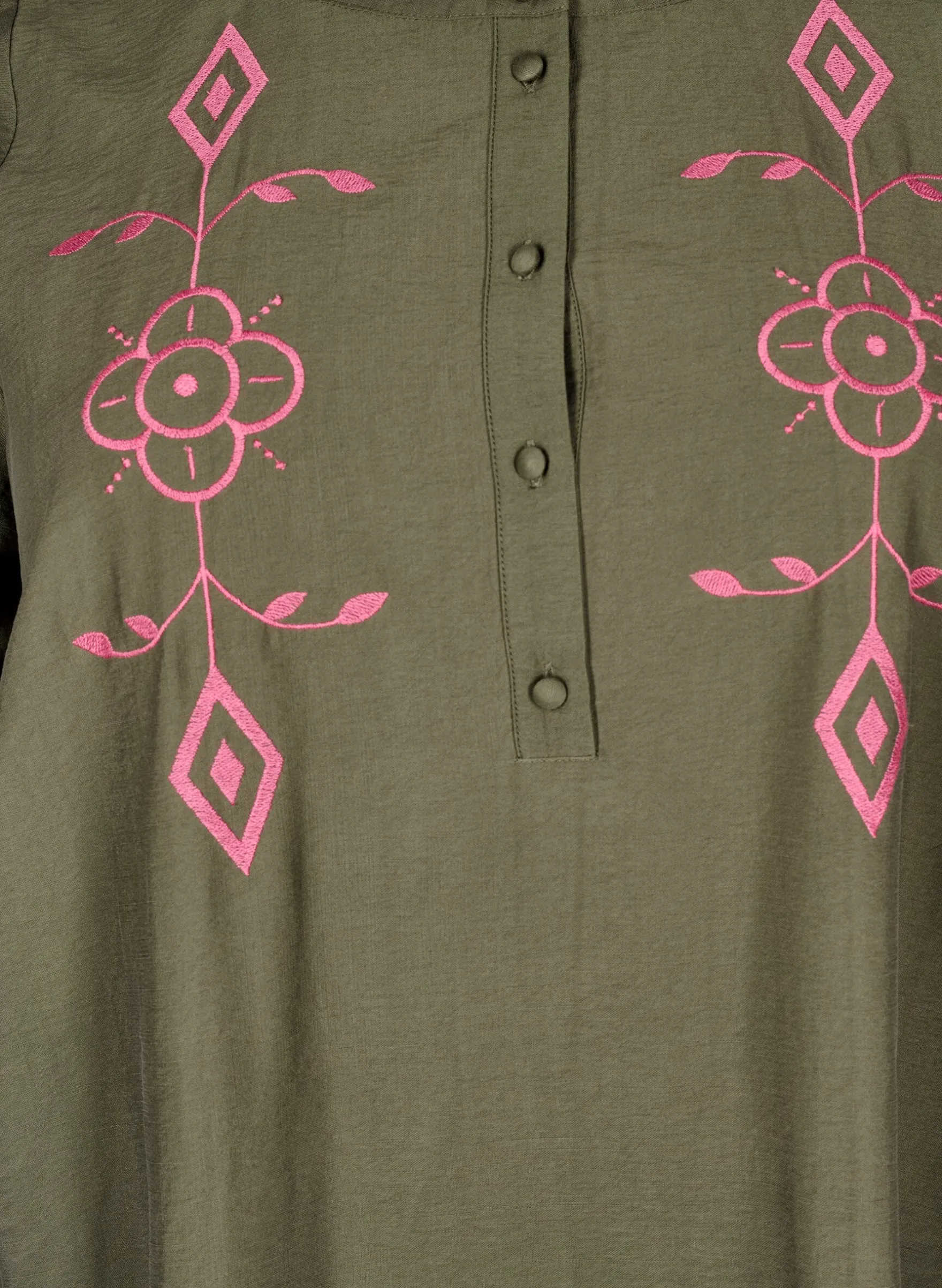 Kurzes Kleid mit kontrastierender Stickerei