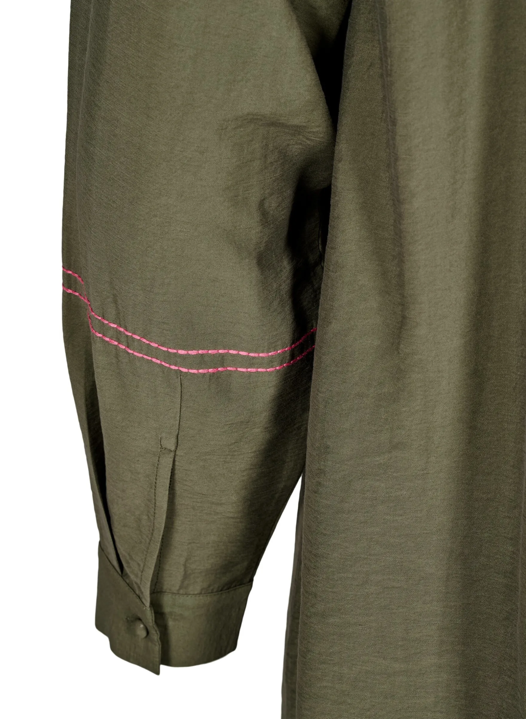 Kurzes Kleid mit kontrastierender Stickerei