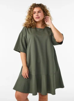 Kurzes Kleid mit lockerer Passform und Rüschensaum