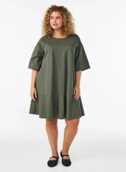 Kurzes Kleid mit lockerer Passform und Rüschensaum