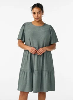 Kurzes Kleid mit Spitzenmuster und Lagenrock