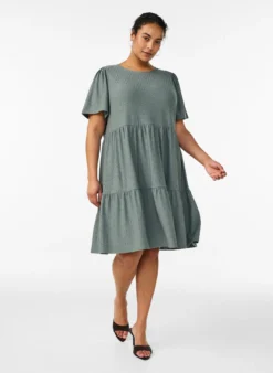 Kurzes Kleid mit Spitzenmuster und Lagenrock