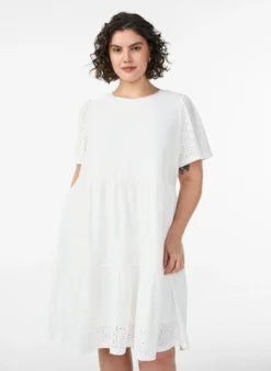 Kurzes Kleid mit Spitzenmuster und Lagenrock