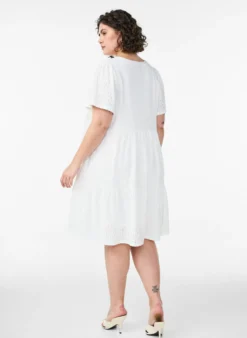 Kurzes Kleid mit Spitzenmuster und Lagenrock