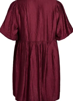 Kurzes Kleid mit Struktur und kurzen Ballonärmeln