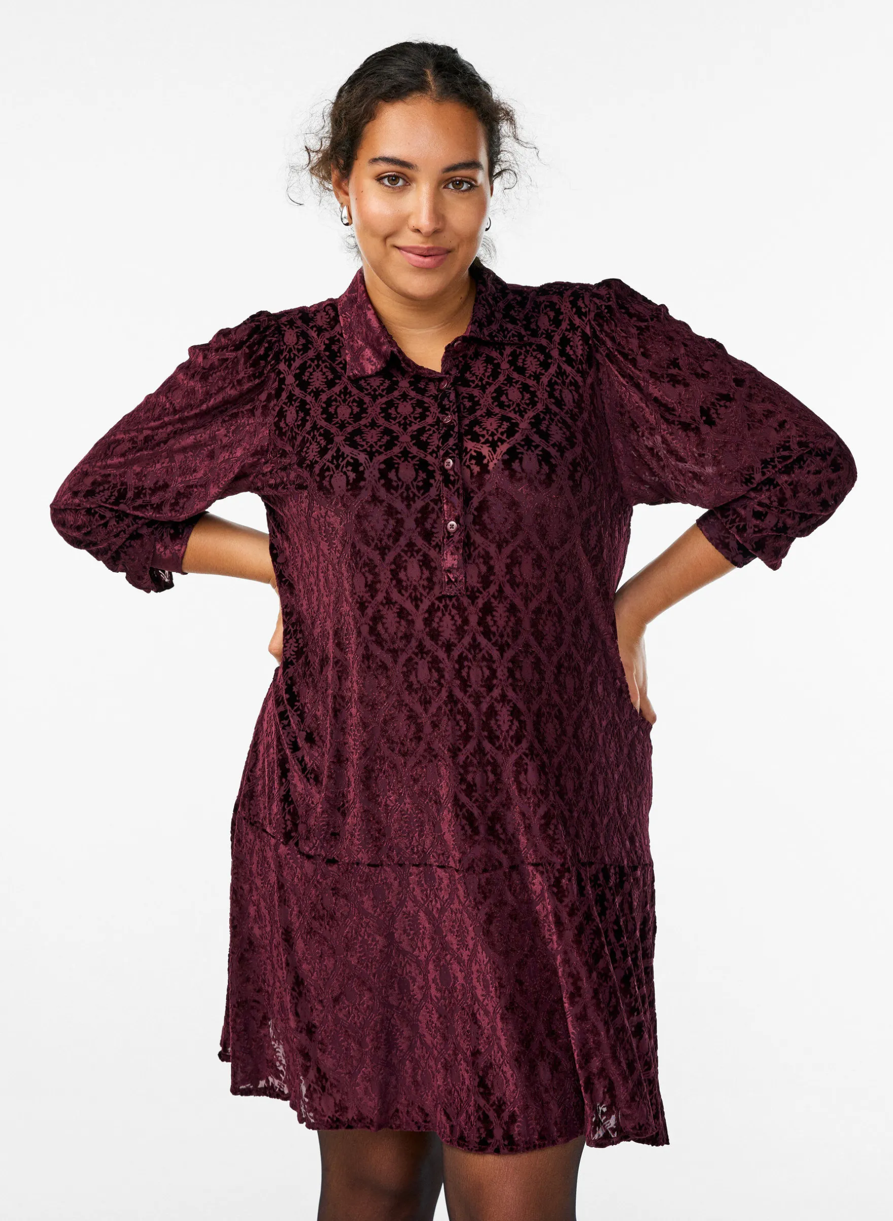Kurzes Kleid mit Veloursmuster